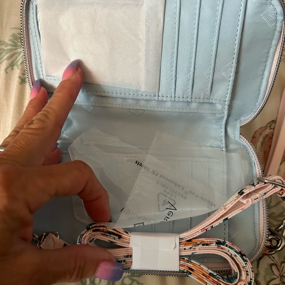 Vera Bradley pink crossbody/wristlet  handbag NWT - Picture 3 of 10